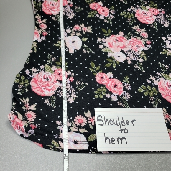 3/$15 Pretty flower top size medium - Picture 9 of 10